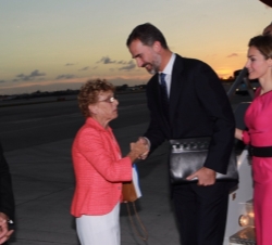 Sus Altezas Reales los Príncipes de Asturias a su llegada a Miami, son recibidos por la consul general de España en Miami, Cristina Barrios y el alcal